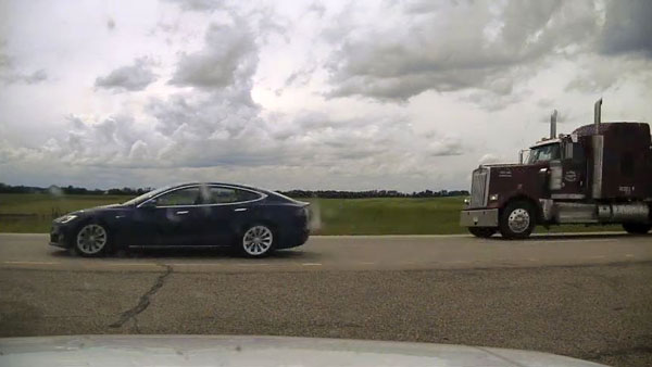 Driver Falls Asleep Behind wheel Of Overspeeding Tesla: टेस्ला कार को ऑटोपायलट में डालकर सोया ड्राईवर, स्पीड लिमिट तोड़ा