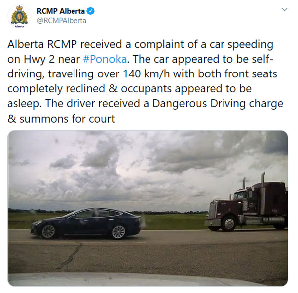 Driver Falls Asleep Behind wheel Of Overspeeding Tesla: टेस्ला कार को ऑटोपायलट में डालकर सोया ड्राईवर, स्पीड लिमिट तोड़ा