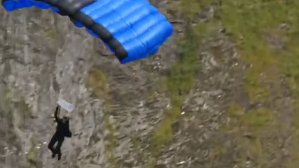 Tom Cruise Motorcycle Stunt: मोटरसाइकिल पर स्टंट करते दिखे टॉम क्रूज, जल्द आएगी नई फिल्म Tom Cruise Motorcycle Stunt: मोटरसाइकिल पर स्टंट करते दिखे टॉम क्रूज, जल्द आएगी नई फिल्म