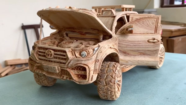Toyota Hilux Wood Scale Model: टोयोटा हीलक्स फेसलिफ्ट स्केल मॉडल वुड वीडियो जानकारी