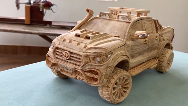 Toyota Hilux Wood Scale Model: टोयोटा हीलक्स फेसलिफ्ट स्केल मॉडल वुड वीडियो जानकारी