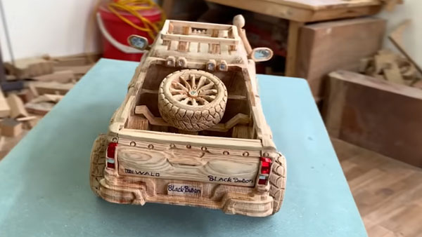 Toyota Hilux Wood Scale Model: टोयोटा हीलक्स फेसलिफ्ट स्केल मॉडल वुड वीडियो जानकारी
