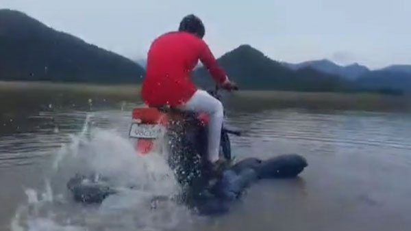 Engineering Student Made Amphibious Bike: 19 साल के लड़के ने बनाई पानी में चलने वाली बाइक, देखें वीडियो
