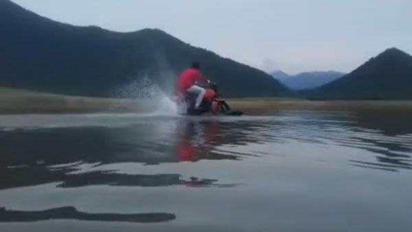 Engineering Student Made Amphibious Bike: 19 साल के लड़के ने बनाई पानी में चलने वाली बाइक, देखें वीडियो
