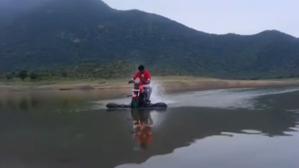 Engineering Student Made Amphibious Bike: 19 साल के लड़के ने बनाई पानी में चलने वाली बाइक, देखें वीडियो