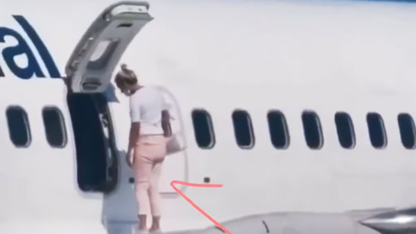गर्मी वजह से महिला ने हवाई जहाज का इमरजेंसी एग्जिट खोला, मचाया ऐसा उत्पात