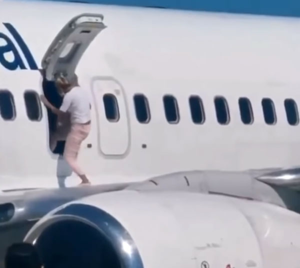 गर्मी वजह से महिला ने हवाई जहाज का इमरजेंसी एग्जिट खोला, मचाया ऐसा उत्पात