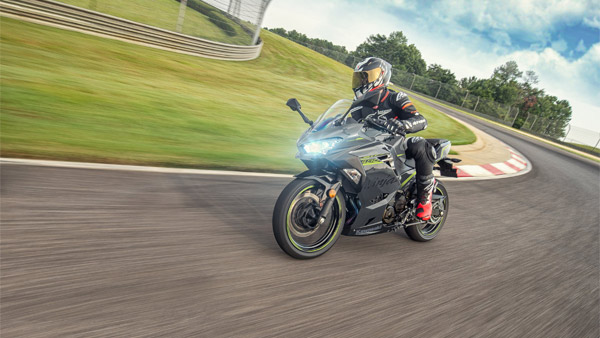 2021 Kawasaki Ninja 400 Unveiled: नई कावासाकी निंजा 400 का खुलासा, जल्द आ सकती है भारत