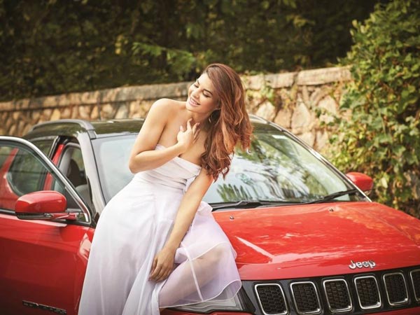 Jacqueline Fernandez Gifts Car: जैकलीन फर्नांडिज ने अपने स्टाफ की को गिफ्ट की ब्रांड न्यू कार, जानें क्यों