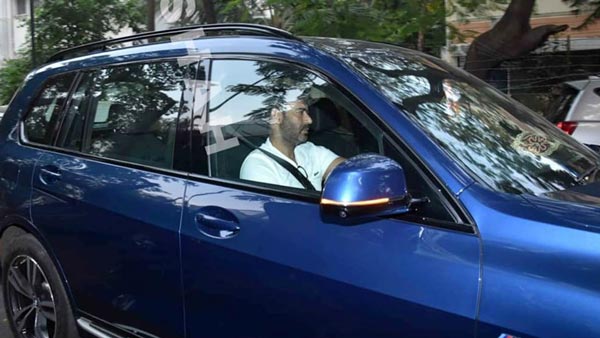 Ajay Devgan Spotted Driving BMW X7: बीएमडब्ल्यू एक्स7 चलाते दिखे अजय देवगन, देखें तस्वीरें