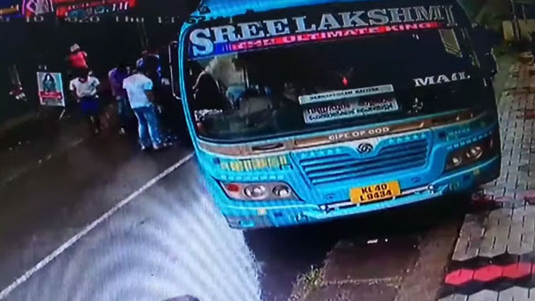 सतर्क बस चालक ने बचाई बाइक सवार की जान, वीडियो देख कांप जाएगी रूह