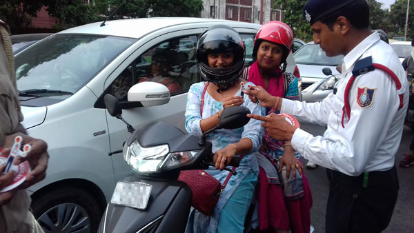 Motor Vehicle Act: ट्रैफिक पुलिस से की बदतमीजी तो जब्त होगा लाइसेंस, लागू हुआ नया नियम