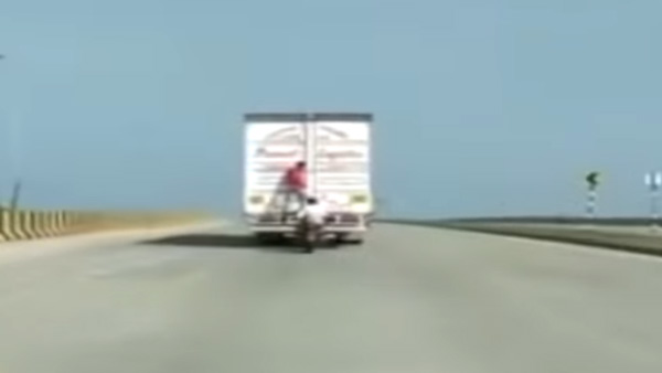 Robbery In Moving Truck: चलती ट्रक में चोरों ने डाला डाका, फिल्मी अंदाज में की चोरी