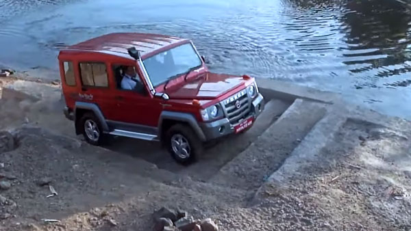 Force Gurkha Off Roading Capability: गहरे पानी को आसानी से पार कर गई फोर्स गोरखा, देखें वीडियो