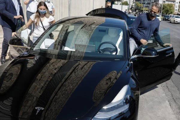 Greek PM's Tesla Model 3: ग्रीस के प्रधान मंत्री टेस्ला मॉडल 3 में बैठते आए नजर Greek PM's Tesla Model 3: ग्रीस के प्रधान मंत्री टेस्ला मॉडल 3 में बैठते आए नजर