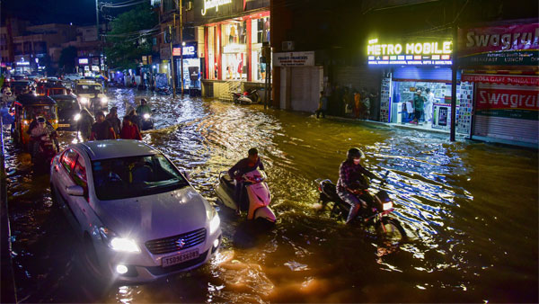 हैदराबाद में बाढ़ ने मचाई तबाही, नाव की तरह तैरी गाड़ियां
