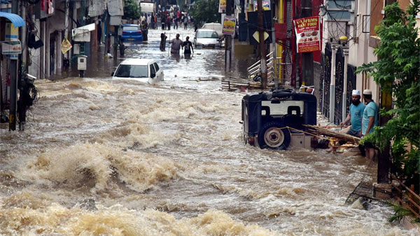 हैदराबाद में बाढ़ ने मचाई तबाही, नाव की तरह तैरी गाड़ियां