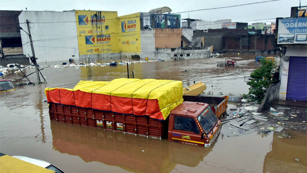 हैदराबाद में बाढ़ ने मचाई तबाही, नाव की तरह तैरी गाड़ियां