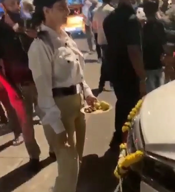 Jacqueline Fernandez Gifts Car: जैकलीन फर्नांडिज ने अपने स्टाफ की को गिफ्ट की ब्रांड न्यू कार, जानें क्यों