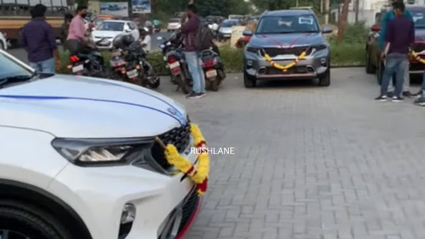 Kia Sonet Delivery: डीलर ने एक साथ डिलीवर की 25 किया साॅनेट कारें, हो रही है बंपर बिक्री