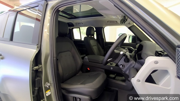 New Land Rover Defender Review In Hindi: नई लैंड रोवर डिफेंडर रिव्यू: डिजाईन, फीचर्स, इंजन, वैरिएंट, ऑफरोड, सीट जानकारी