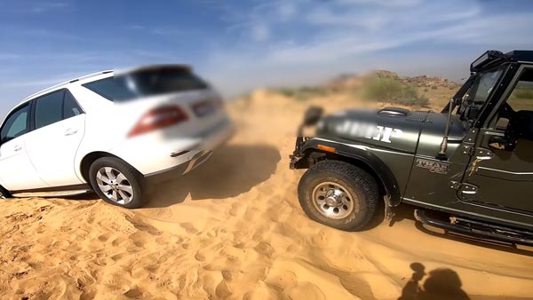 Mercedes Benz Rescued By Mahindra Thar: महिंद्रा थार ने रेत में फंसी मर्सिडीज को निकाला, देखें वीडियो Mercedes Benz Rescued By Mahindra Thar: महिंद्रा थार ने रेत में फंसी मर्सिडीज को निकाला, देखें वीडियो