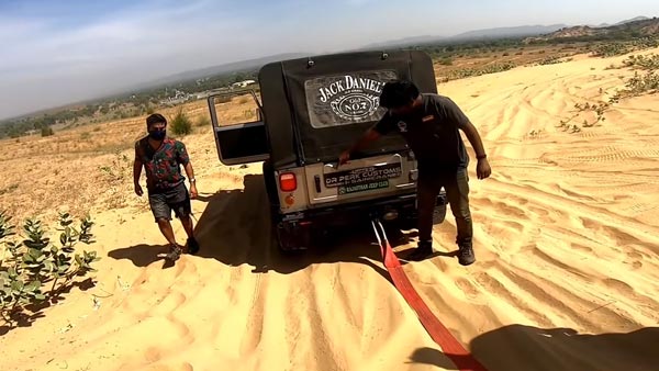 Mercedes Benz Rescued By Mahindra Thar: महिंद्रा थार ने रेत में फंसी मर्सिडीज को निकाला, देखें वीडियो Mercedes Benz Rescued By Mahindra Thar: महिंद्रा थार ने रेत में फंसी मर्सिडीज को निकाला, देखें वीडियो