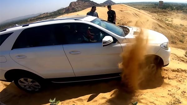 Mercedes Benz Rescued By Mahindra Thar: महिंद्रा थार ने रेत में फंसी मर्सिडीज को निकाला, देखें वीडियो Mercedes Benz Rescued By Mahindra Thar: महिंद्रा थार ने रेत में फंसी मर्सिडीज को निकाला, देखें वीडियो