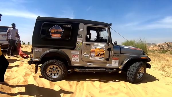 Mercedes Benz Rescued By Mahindra Thar: महिंद्रा थार ने रेत में फंसी मर्सिडीज को निकाला, देखें वीडियो Mercedes Benz Rescued By Mahindra Thar: महिंद्रा थार ने रेत में फंसी मर्सिडीज को निकाला, देखें वीडियो