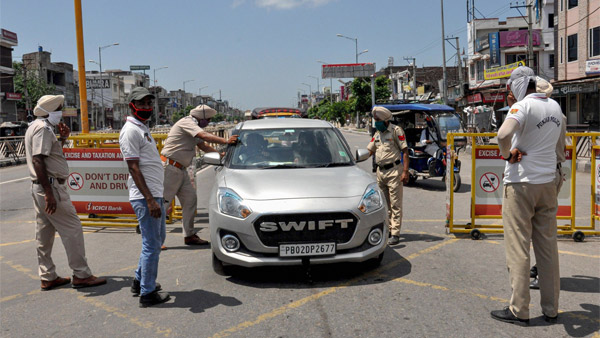 Wear Mask In Car Rule: अगर कार में हैं तो अकेले तब भी पहने मास्क, नया नियम हुआ लागू