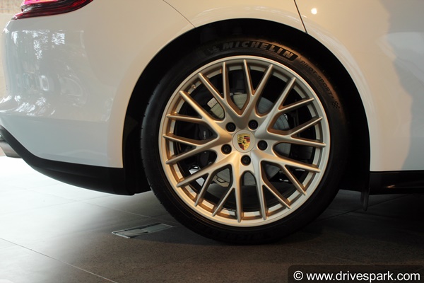 Porsche Panamera 4 10-Year Edition Review: पोर्शे पनामेरा 4 10 ईयर एडिशन रिव्यू: डिजाईन, फीचर्स, अपडेट, इंजन जानकारी