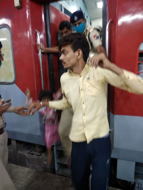 चाइल्ड किडनैपर को पकड़ने के लिए रेलवे ने 200 किमी तक नाॅन-स्टाॅप चलाई ट्रेन, जानें चाइल्ड किडनैपर को पकड़ने के लिए रेलवे ने 200 किमी तक नाॅन-स्टाॅप चलाई ट्रेन, जानें