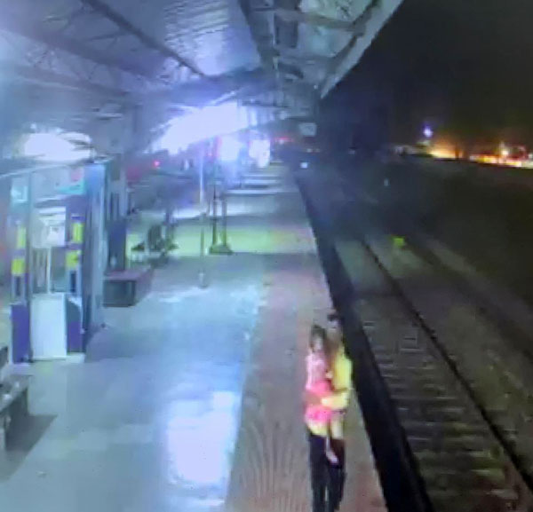 चाइल्ड किडनैपर को पकड़ने के लिए रेलवे ने 200 किमी तक नाॅन-स्टाॅप चलाई ट्रेन, जानें चाइल्ड किडनैपर को पकड़ने के लिए रेलवे ने 200 किमी तक नाॅन-स्टाॅप चलाई ट्रेन, जानें