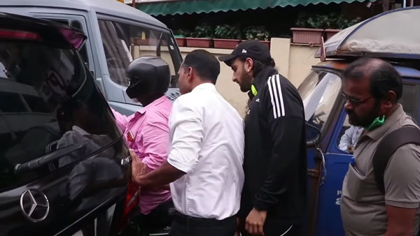 Ranveer Singh’s Mercedes Hit By Bike: रणवीर की कार को बाइक ने मारी टक्कर, देखें कैसे किया रिएक्ट Ranveer Singh’s Mercedes Hit By Bike: रणवीर की कार को बाइक ने मारी टक्कर, देखें कैसे किया रिएक्ट