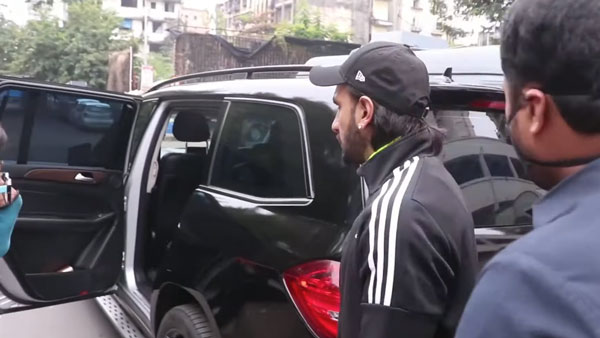 Ranveer Singh’s Mercedes Hit By Bike: रणवीर की कार को बाइक ने मारी टक्कर, देखें कैसे किया रिएक्ट Ranveer Singh’s Mercedes Hit By Bike: रणवीर की कार को बाइक ने मारी टक्कर, देखें कैसे किया रिएक्ट