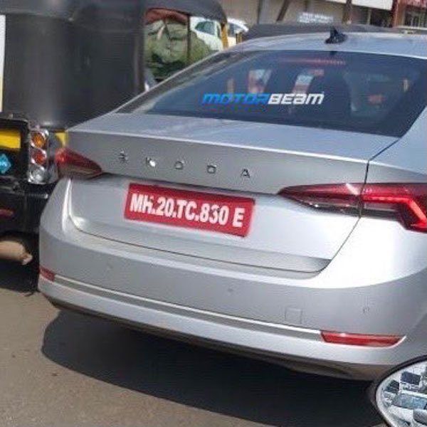 New Skoda Octavia Spied Testing: टेस्टिंग के दौरान दिखी नई स्कोडा ऑक्टाविया, जानें क्या हैं अपडेट