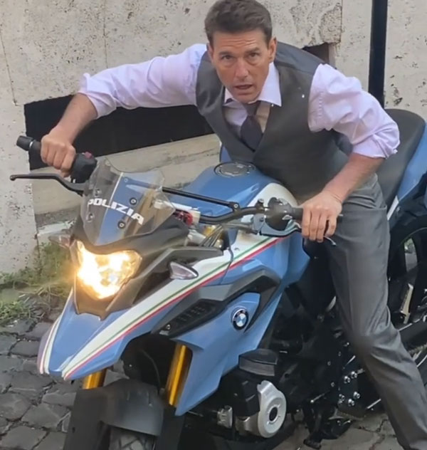 Tom Cruise Rides BMW G 310 GS: भारत में निर्मित बीएमडब्ल्यू जी 310 जीएस चलते दिखे टॉम क्रूज Tom Cruise Rides BMW G 310 GS: भारत में निर्मित बीएमडब्ल्यू जी 310 जीएस चलते दिखे टॉम क्रूज