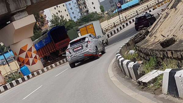 Toyota C-HR Spotted Testing In India: टोयोटा सी-एचआर भारत में टेस्टिंग के दौरान आई नजर