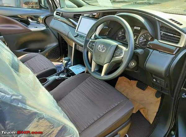 Toyota Innova Crysta Facelift Spied: टोयोटा इनोवा क्रिस्टा फेसलिफ्ट आई नजर, जानें क्या है नया