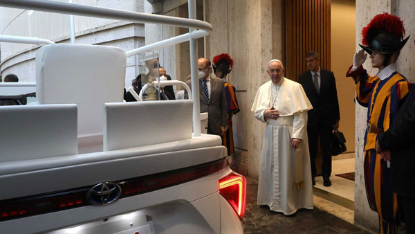 Pope Francis Gets Emission Less Car: पोप फ्रांसिस को मिली शून्य उत्सर्जन वाली कार, जानें Pope Francis Gets Emission Less Car: पोप फ्रांसिस को मिली शून्य उत्सर्जन वाली कार, जानें
