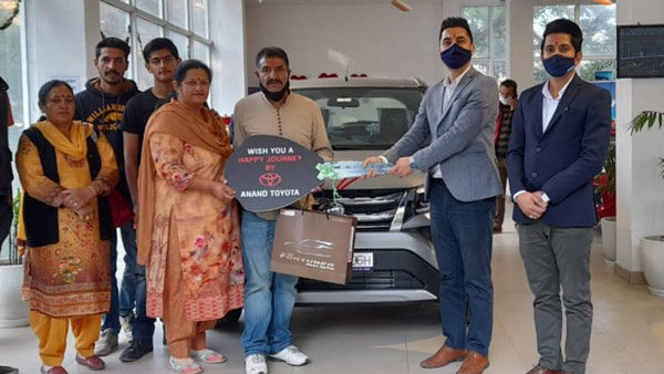 Toyota Urban Cruiser Delivery Begins: टोयोटा अर्बन क्रूजर की डिलीवरी हुई शुरू, जानें क्या हैं फीचर्स