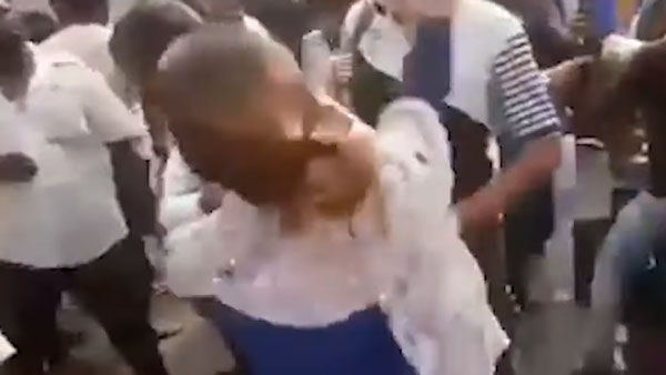 Woman Slapped Traffic Police: ट्रैफिक पुलिस ने महिला को कहा अपशब्द, महिला ने जड़े थप्पड़