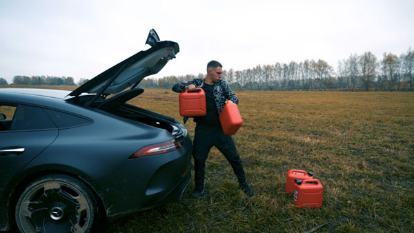 Youtuber Burns His Mercedes-AMG: यूट्यूबर ने अपनी मर्सिडीज-एएमजी में लगाई आग, जानें क्यों