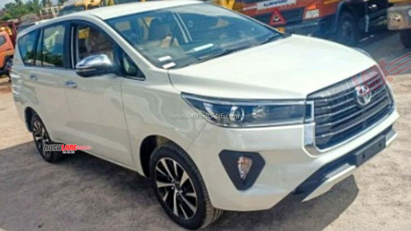 Toyota Innova Crysta Facelift Spied: टोयोटा इनोवा क्रिस्टा फेसलिफ्ट डीलरशिप पर आई नजर, लॉन्च जल्द
