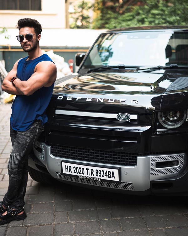 Bollywood's First Land Rover Defender: बॉलीवुड की पहली लैंड रोवर डिफेंडर इस एक्टर ने खरीदी, जानें