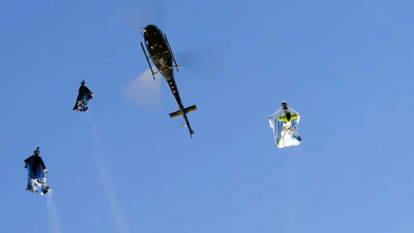 अब बैटमैन की तरह उड़ सकते हैं आसमान में, बीएमडब्ल्यू ने बनाया ऑल-इलेक्ट्रिक विंग सूट