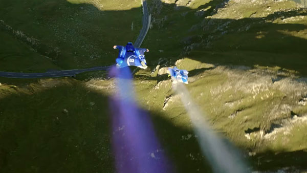 अब बैटमैन की तरह उड़ सकते हैं आसमान में, बीएमडब्ल्यू ने बनाया ऑल-इलेक्ट्रिक विंग सूट