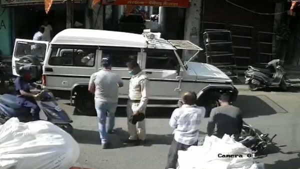 पुलिसकर्मी ने खोला कार का दरवाजा तो बाइकर टकराया, पुलिसकर्मी ने बाइक सवार को पीटा पुलिसकर्मी ने खोला कार का दरवाजा तो बाइकर टकराया, पुलिसकर्मी ने बाइक सवार को पीटा