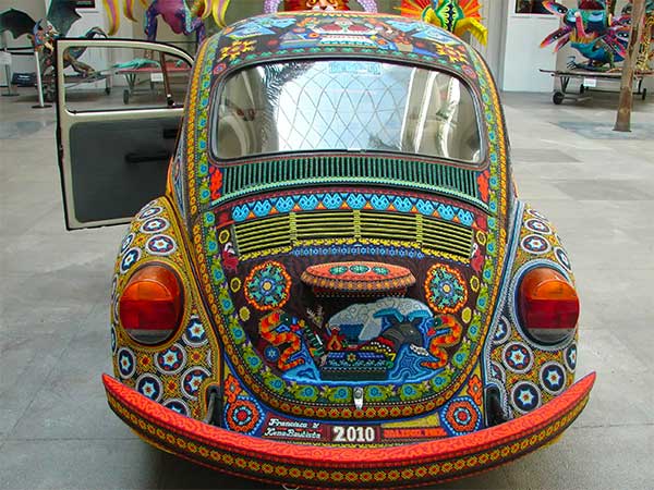 Volkswagen Beetle Decorated: इस फॉक्सवैगन बीटल में बनाई गई है कांच से कलाकृति, देखें तस्वीरें