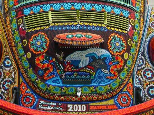 Volkswagen Beetle Decorated: इस फॉक्सवैगन बीटल में बनाई गई है कांच से कलाकृति, देखें तस्वीरें